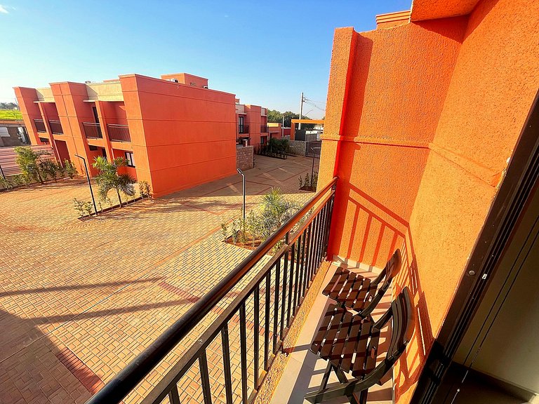 Sobrado em Condomínio com lazer - Vista p/ Clube