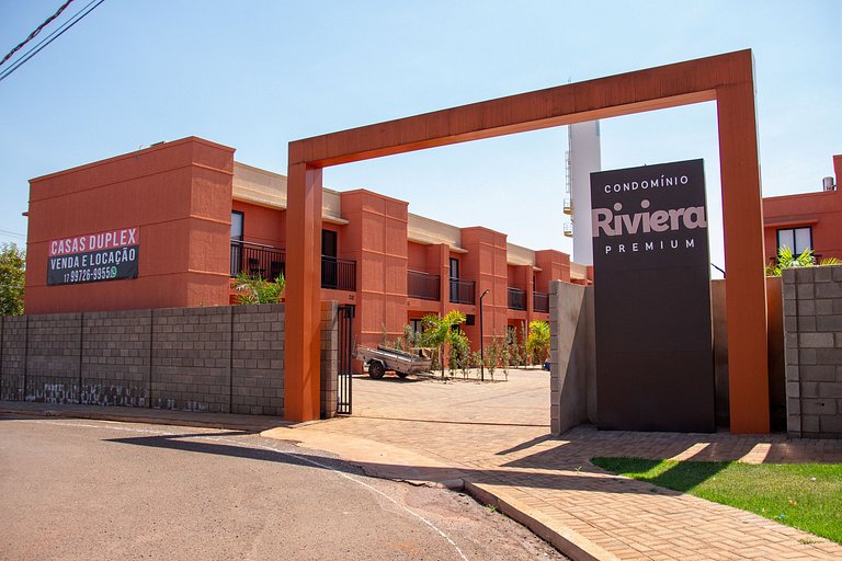 Sobrado em Condomínio com lazer - Vista p/ Clube